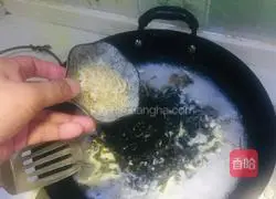 Illustration of how to make seaweed and egg drop soup 5