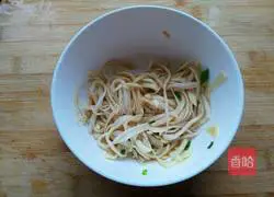 Illustration of how to shred king oyster mushrooms 5