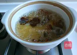 Illustration of how to make rock sugar, dried apricot and longan tea 7