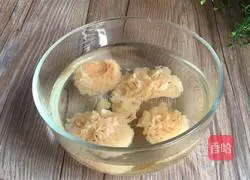 Illustration of how to make wolfberry rock sugar and white fungus soup 1