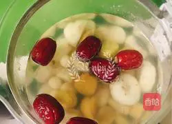 Moisten the lungs and relieve dryness | Illustration of how to make lotus seeds, horseshoes and chestnut syrup 6