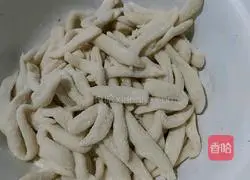 Illustration of making scissor noodles 3