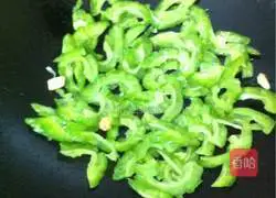 Illustration of how to make fried bitter melon with sausage 6