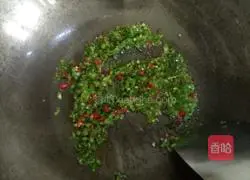 Illustration of how to make preserved eggs with chopped pepper 3