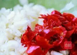 Illustration of how to pour cucumber slices 3