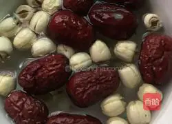 Illustration of making red date, white fungus and lotus seed soup 2