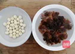 Illustration of making lotus seed, peach gum and sweet potato soup 1