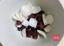 Cranberry, Sydney, Lily and Lotus Root Soup | Illustration of how to moisten the lungs and relieve cough 5