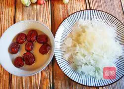 Illustration of how to make red dates, papaya and white fungus stewed 4
