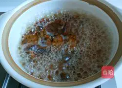 Illustration of how to make rock sugar, dried apricot and longan tea 9