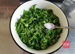 Illustration of how to make celery leaf pancakes 4