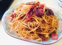 Illustration of how to stir-fry dried chili and shredded potatoes with noodles 10