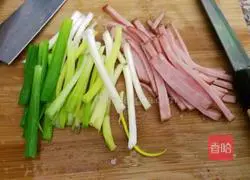 Illustration of how to make three shredded fried noodles 6