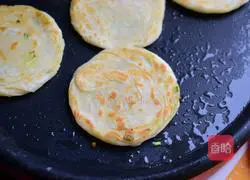 Illustration of how to make scallion pancake 10
