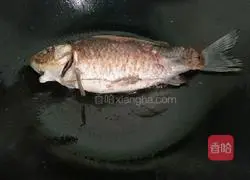 Illustration of how to make crucian carp tofu soup 3