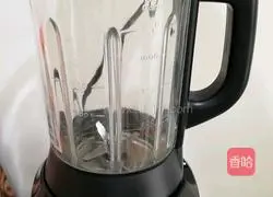 Illustration of how to make brown sugar, ginger and jujube milk 2