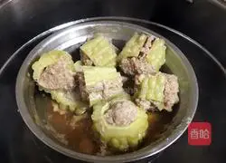 Illustration of how to make bitter melon stuffed with meat 6