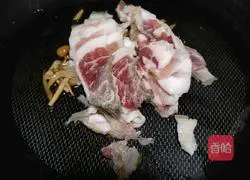 Illustration of how to stir-fry bacon with king oyster mushrooms 1