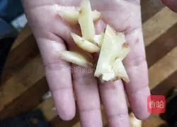 Illustration of how to make kelp and pork ribs soup 3