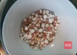 Illustration of how to make chicken soup to remove dampness 4