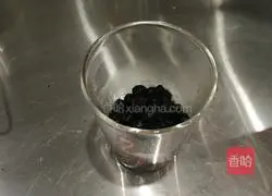 Illustration of how to make pearl milk tea (milk tea shop version) 2