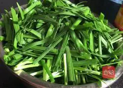 Illustration of how to make stir-fried eggs with chives and broad beans 3
