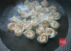 Illustration of how to make fresh meat wontons 2