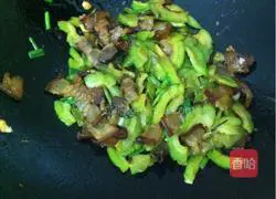 Chinese sausage Illustration of how to stir-fry bitter melon 9