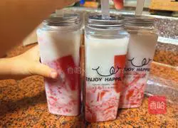 Illustration of how to mix watermelon with milk 6