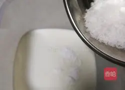 Illustration of how to make yogurt rainbow cup 5