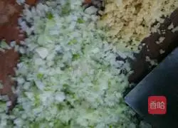 Illustration of how to make beef and radish stuffed buns 3