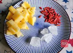 Illustration of how to make wolfberry, pineapple and white fungus soup 3