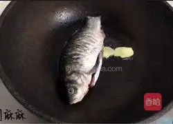 How to make delicious crucian carp soup Illustration 3