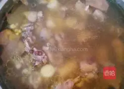 Illustration of how to make chicken soup to remove dampness 6