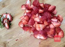 Illustration of how to make strawberry Oreo potted plants 3