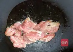 Illustration of how to stir-fry yam with sliced meat 5