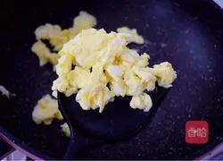 Illustration of how to make fried meat slices with cucumber and eggs 6