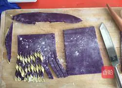 Illustration of how to make two-color caterpillar flower rolls 1