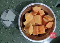 Illustration of how to make papaya, tremella and sugar water 1