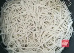 Illustration of how to make Jiangxi fried noodles (rice noodles) 1