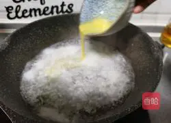 Illustration of how to make glutinous rice and egg drop soup 5