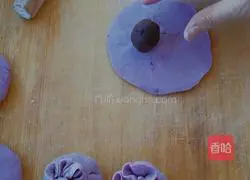 Illustration of how to make purple potato bean paste lucky bag 6