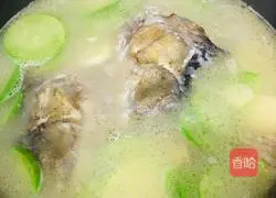 Illustration of how to make nourishing fish head soup 2