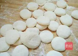 Illustration of how to make chrysanthemum and shrimp dumplings 9