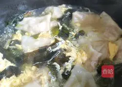 Illustration of how to make Wakame, shrimp skin and egg wontons 16