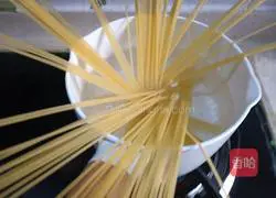 Illustration of how to make tomato meat sauce pasta 2