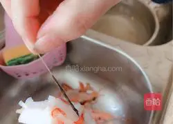 Illustration of how to make shrimp and pork dumplings 1