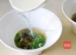 Illustration of how to make sea cucumber and shrimp wontons 17