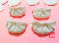 Illustration of how to make crystal leek and egg dumplings 15