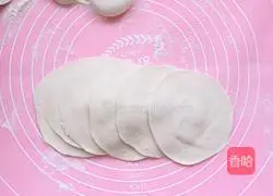Illustration of how to make pork and lotus root buns 10
